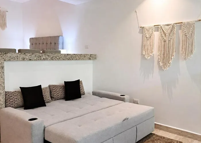 With Pool, Gym And Garage Near 5th And Apartment *