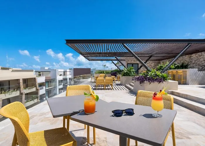 With Pool, Gym And Garage Near 5th And Apartment *