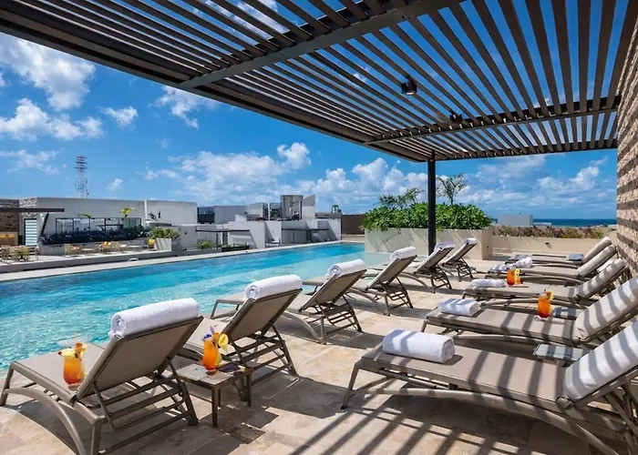 With Pool, Gym And Garage Near 5th And Apartment